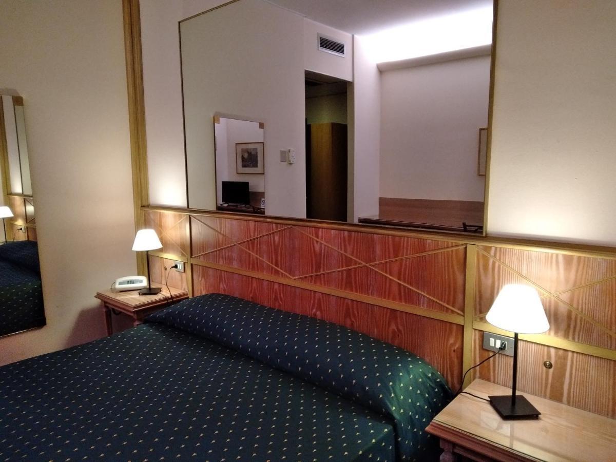 Polo Hotel Usmate Velate Екстер'єр фото